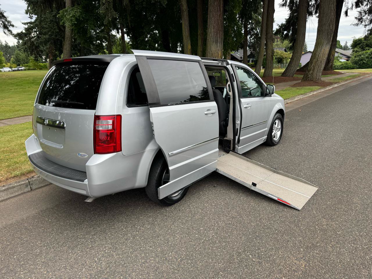 Used 2008 Dodge Grand Caravan SXT FWD image 3