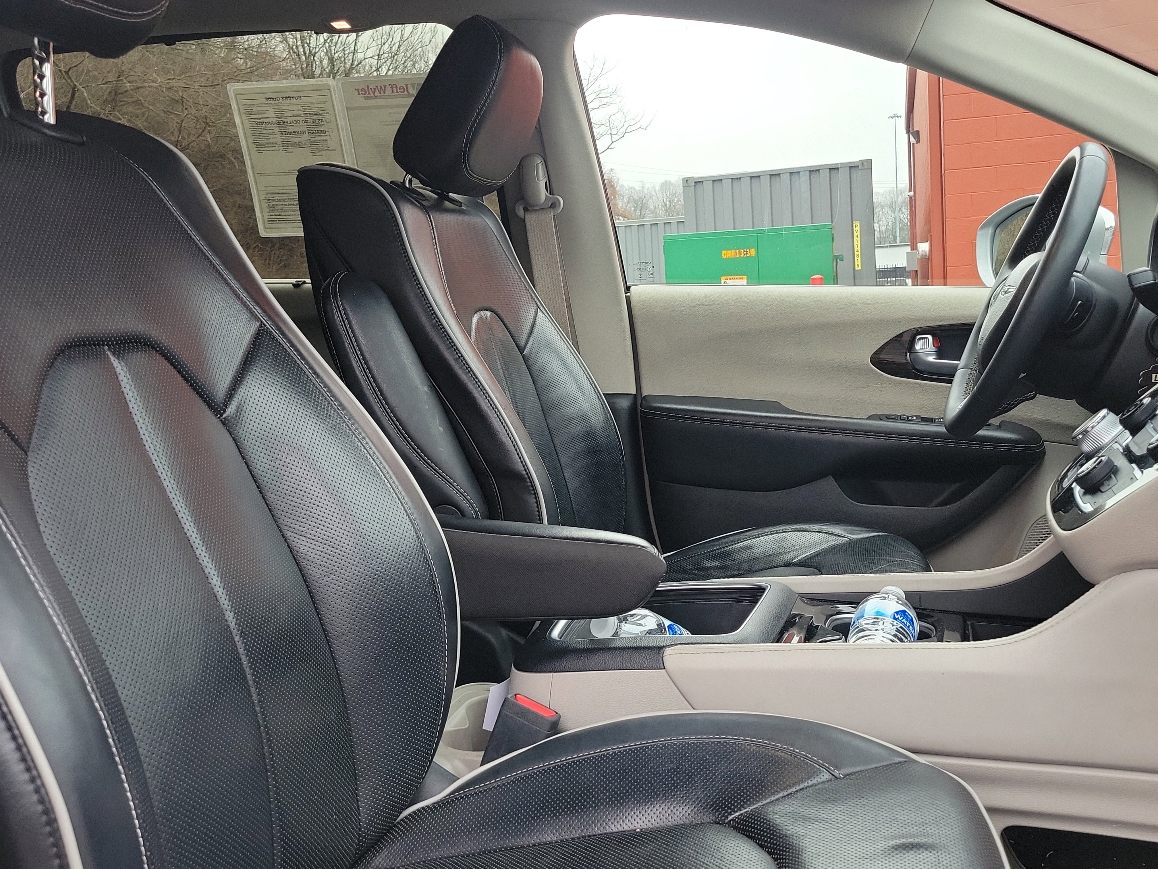 Used 2022 Chrysler Pacifica Limited w/ Uconnect Theater Family Group image 28