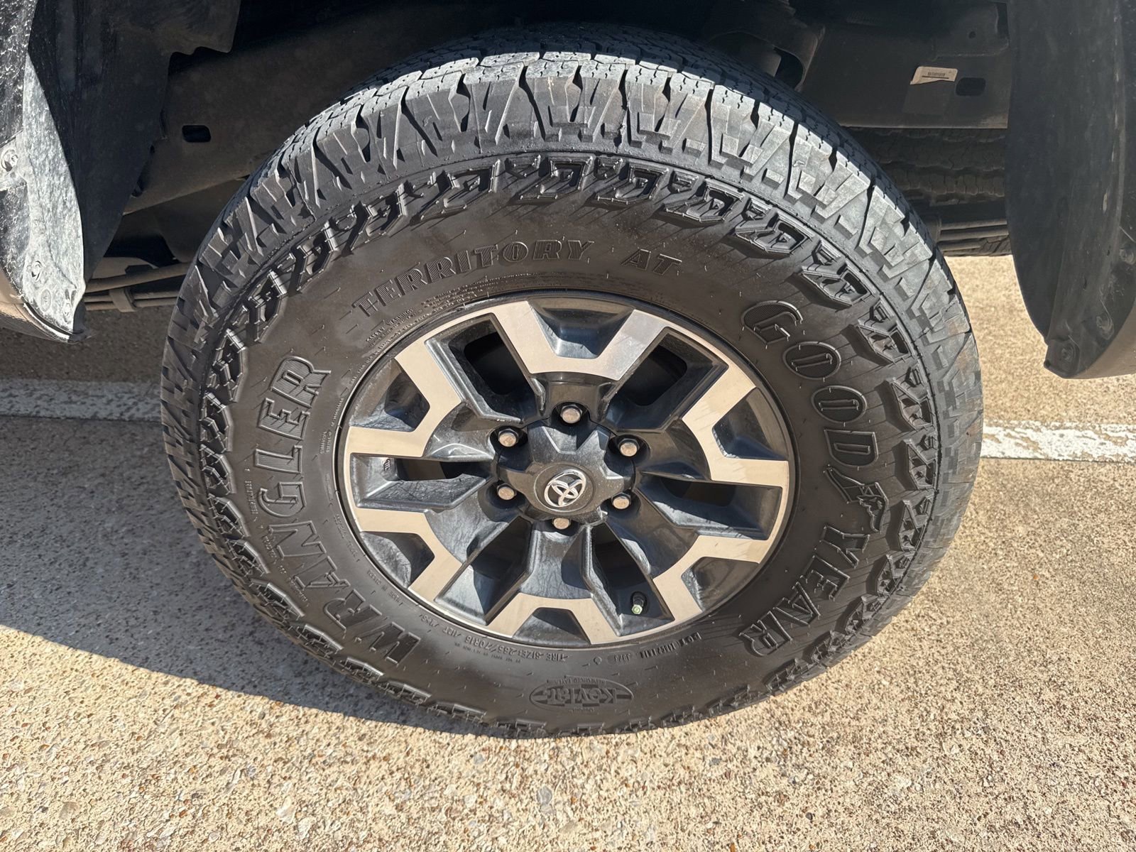 Used 2020 Toyota Tacoma TRD Off-Road w/ TRD Premium Off Road Package AWD/4WD image 4