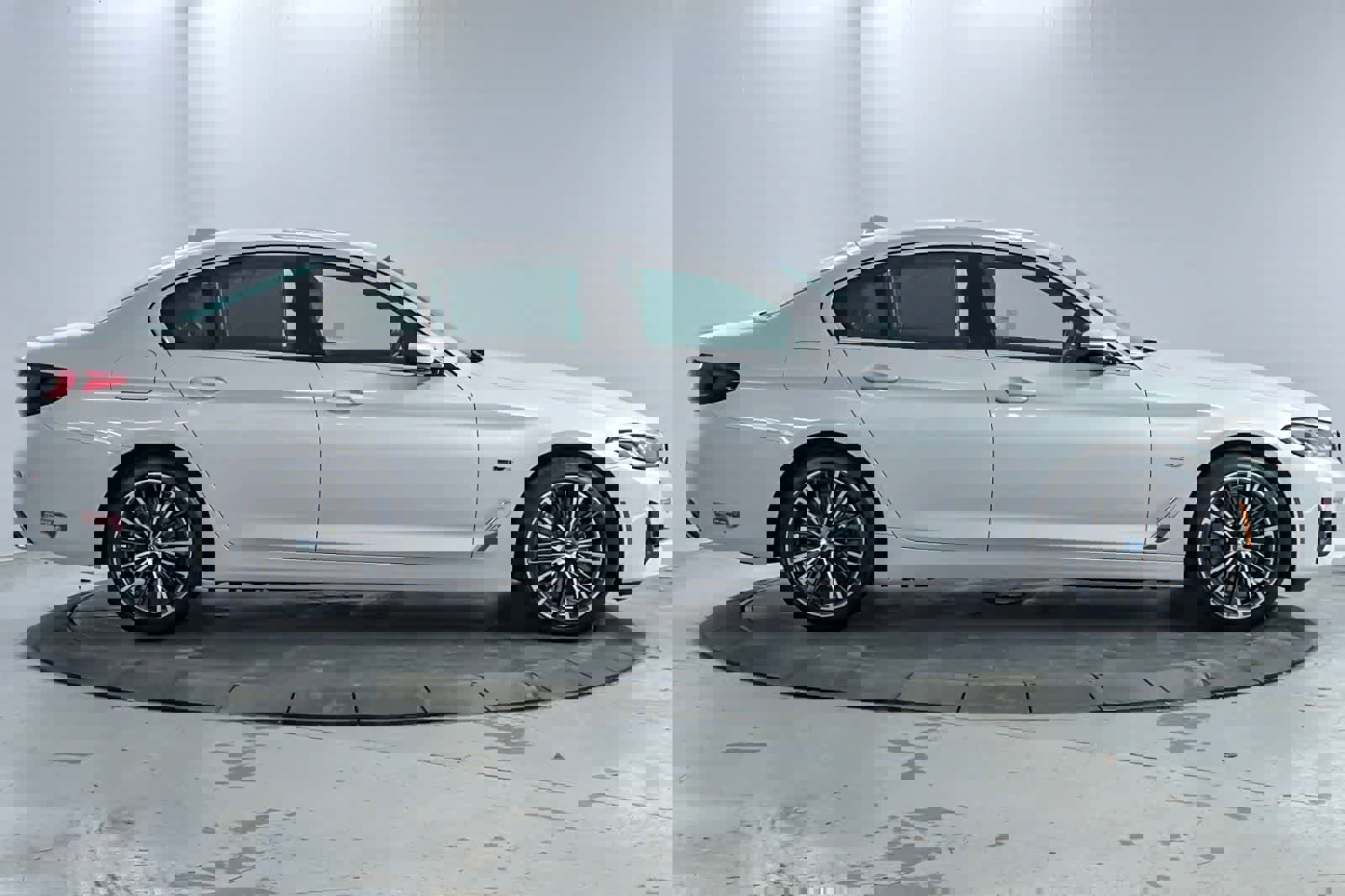 Used 2023 BMW 530e w/ Executive Package image 8