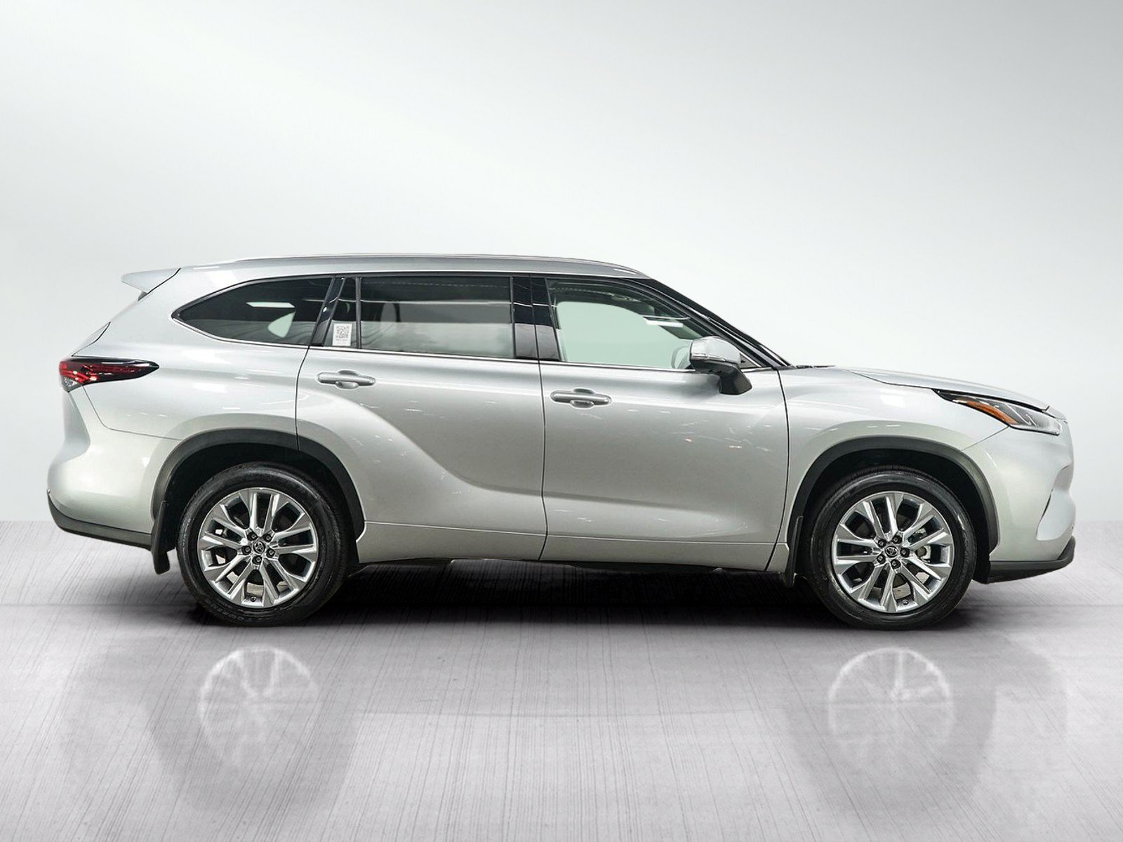 Used 2024 Toyota Highlander Limited AWD/4WD image 6