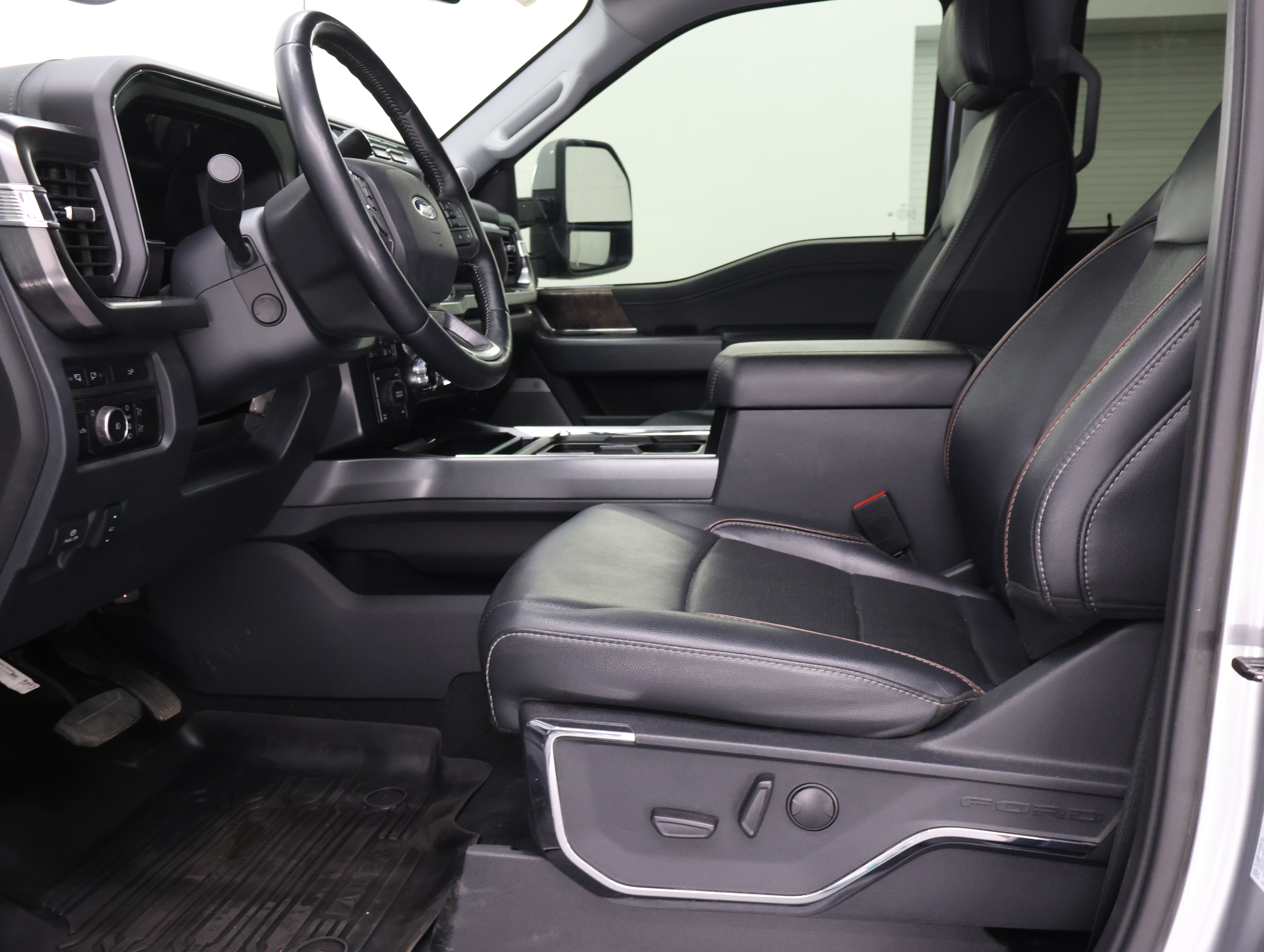 Used 2023 Ford F350 Lariat w/ Lariat Ultimate Package AWD/4WD image 8