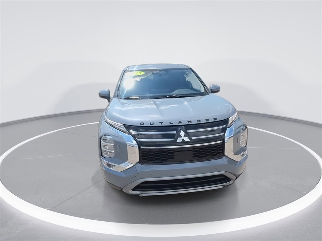 New 2025 Mitsubishi Outlander SE image 3