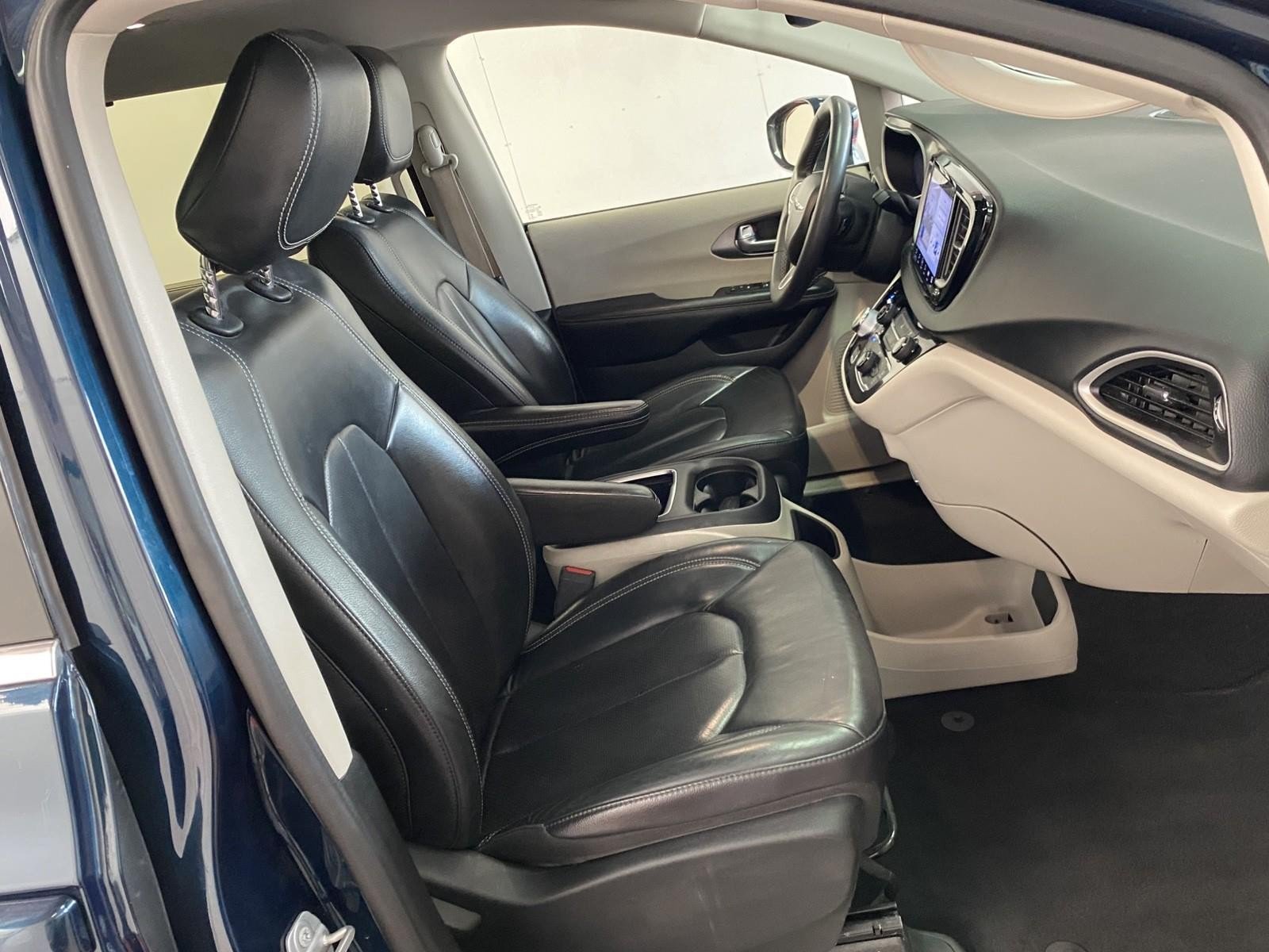 Used 2022 Chrysler Pacifica Touring-L FWD image 9