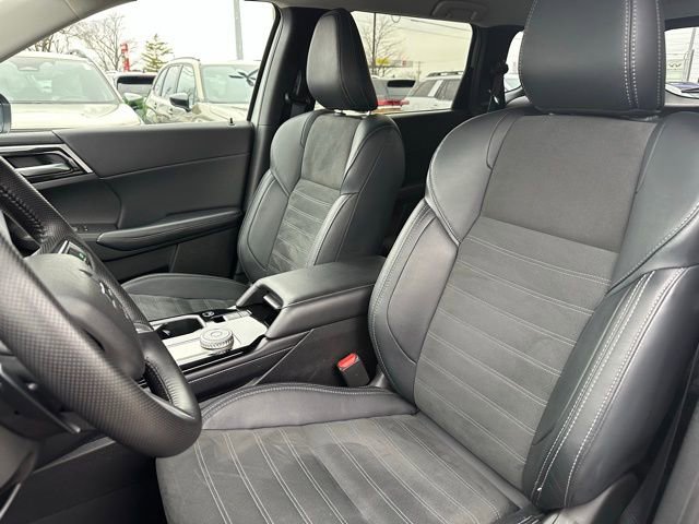 Used 2025 Mitsubishi Outlander SE image 38