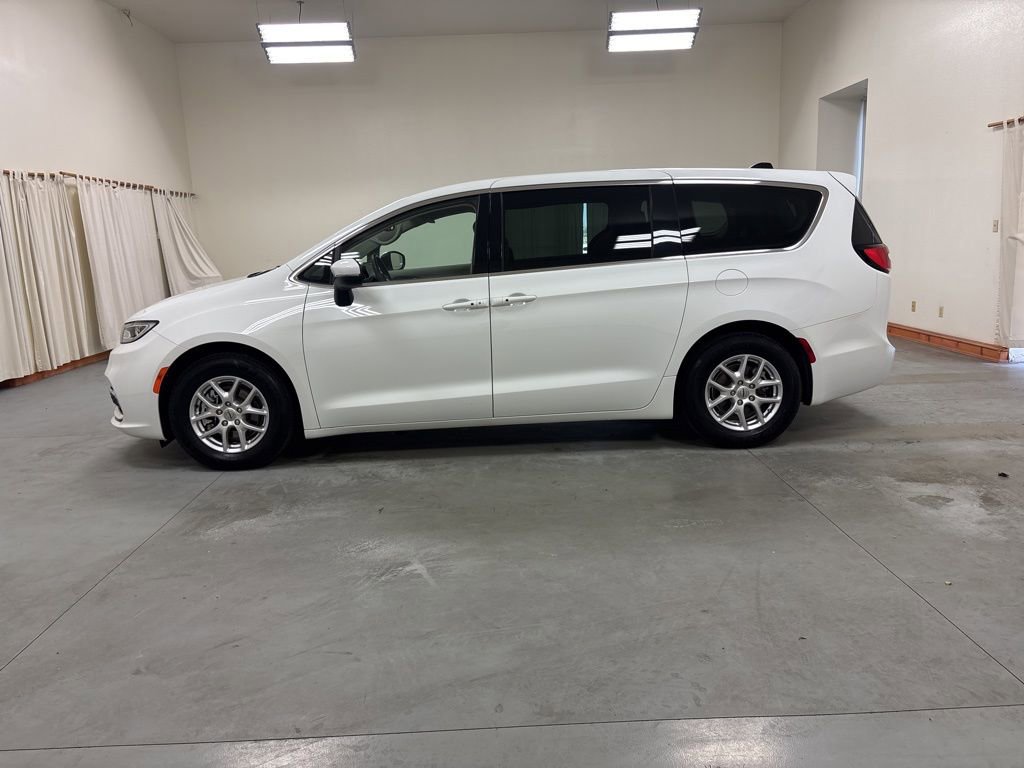Used 2023 Chrysler Pacifica Touring-L FWD image 5