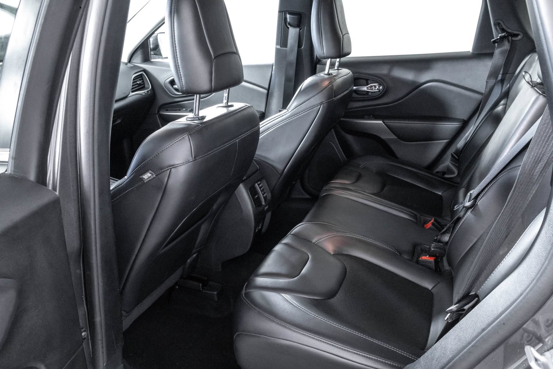 Used 2021 Jeep Cherokee Latitude Plus FWD image 34