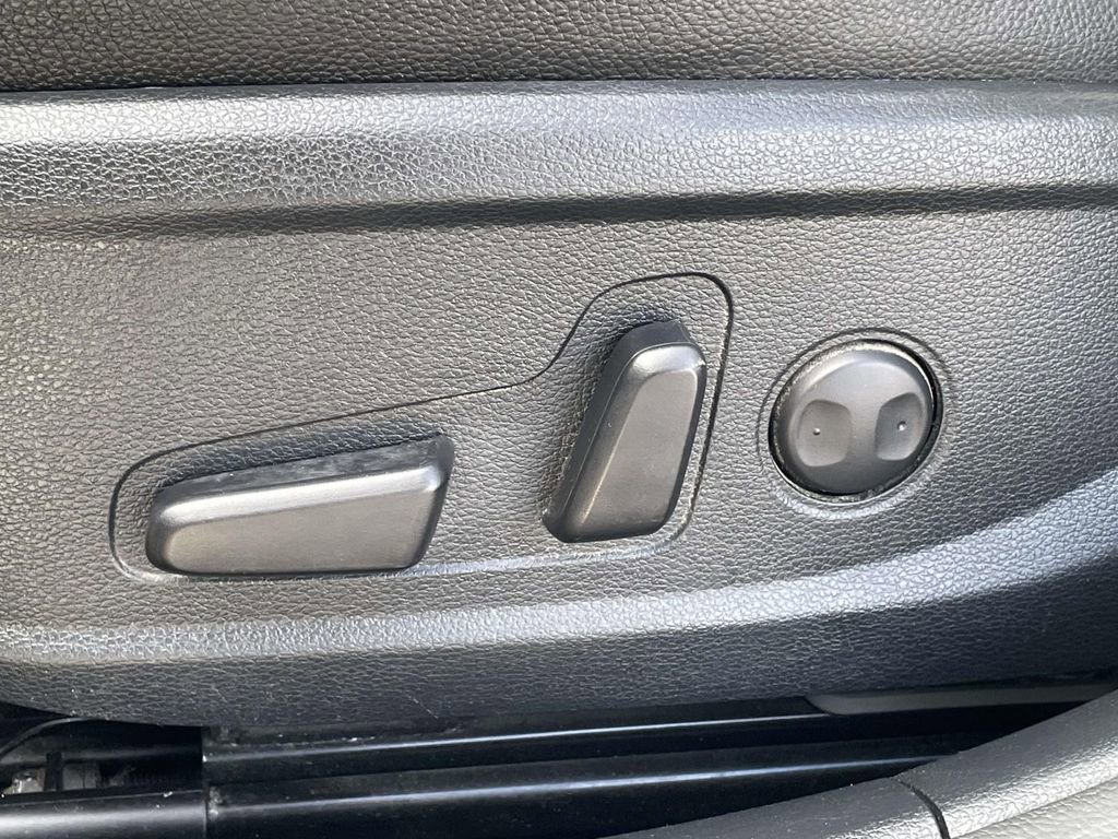 Used 2018 Kia Cadenza Premium image 7