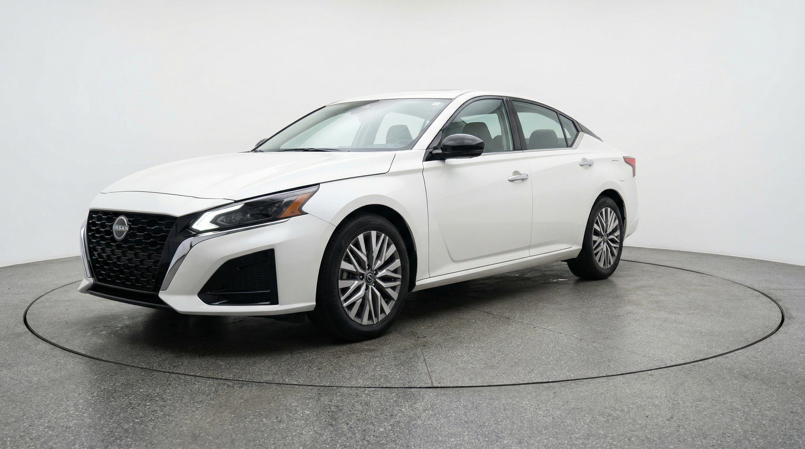 Used 2025 Nissan Altima 2.5 SV FWD image 3