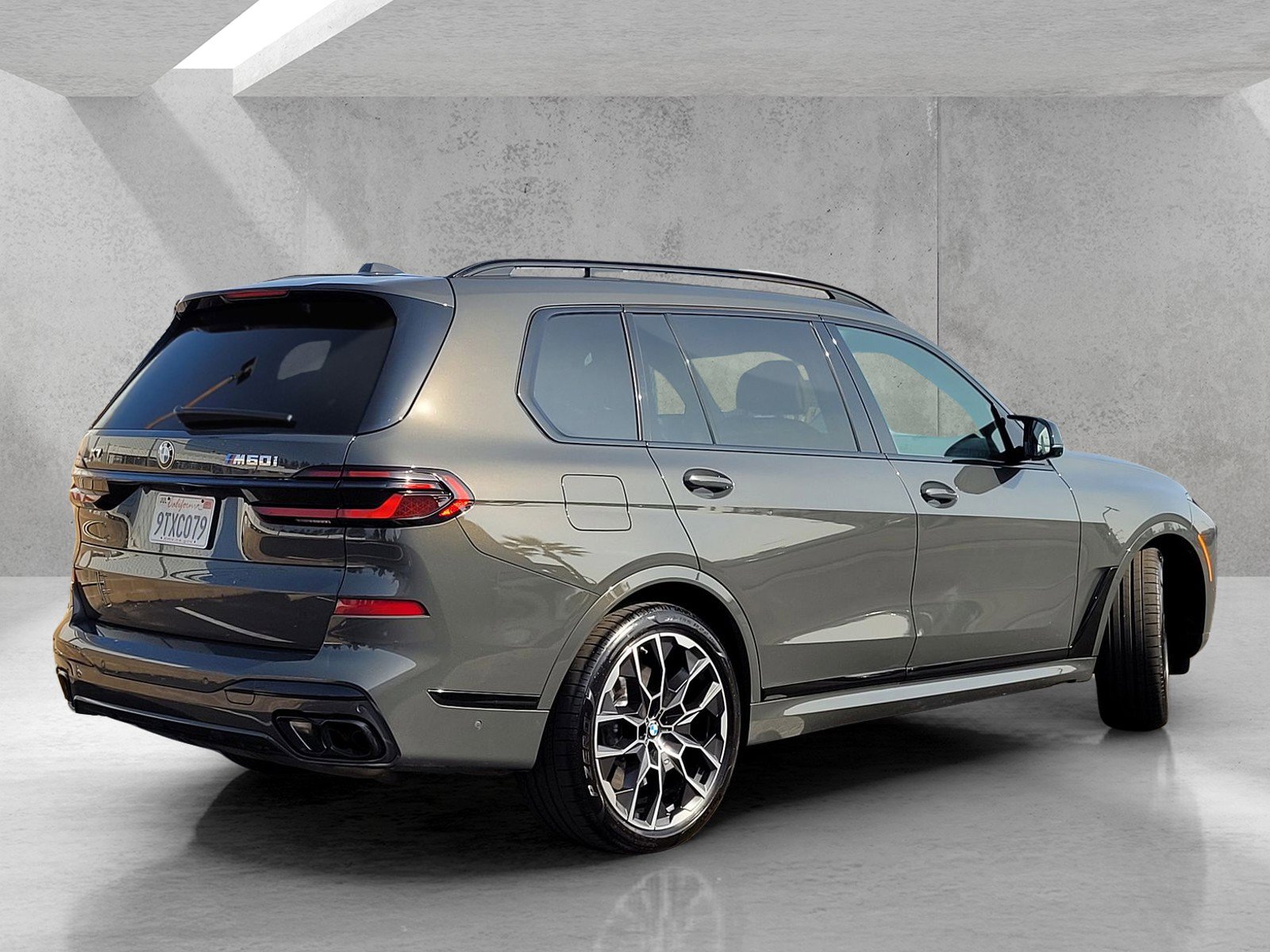 Used 2025 BMW X7 M60i w/ Climate Comfort Package image 4