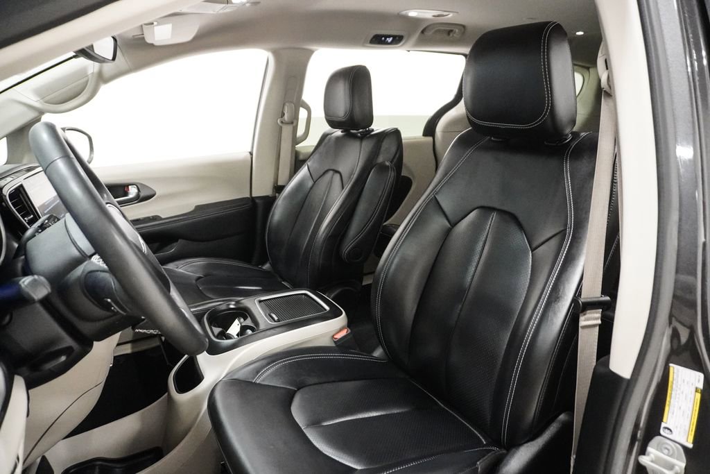 Certified 2023 Chrysler Pacifica Touring-L image 5
