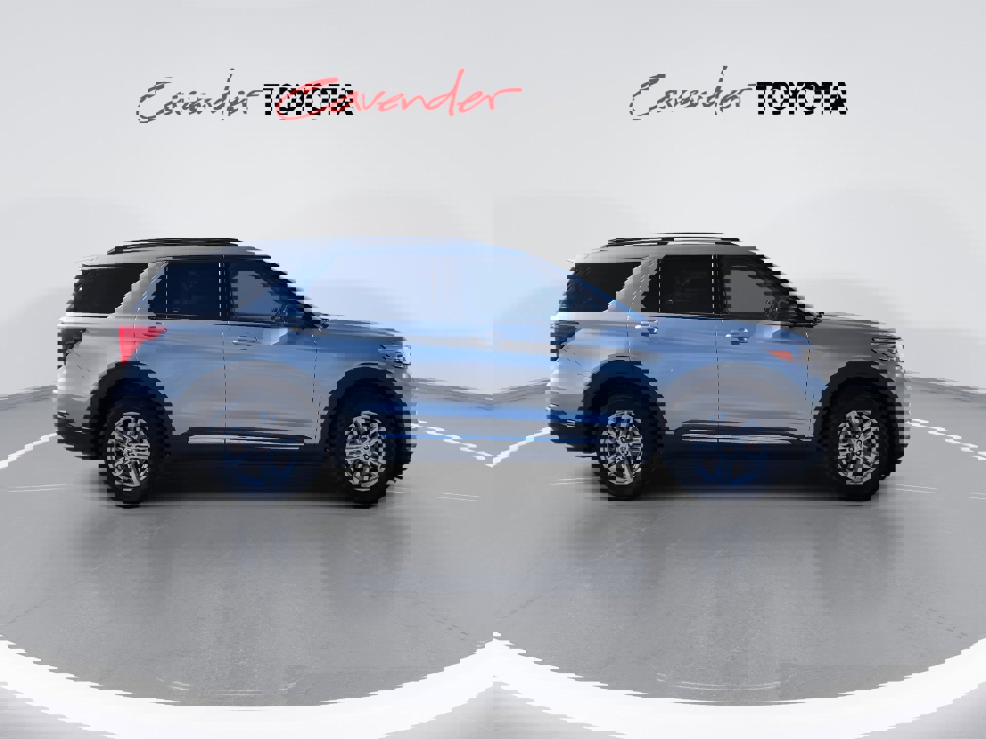 Used 2024 Ford Explorer XLT w/ Equipment Group 202A image 9