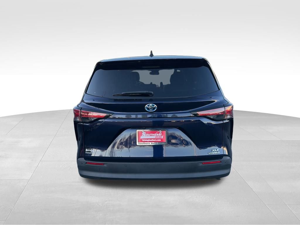 Used 2021 Toyota Sienna XLE image 4