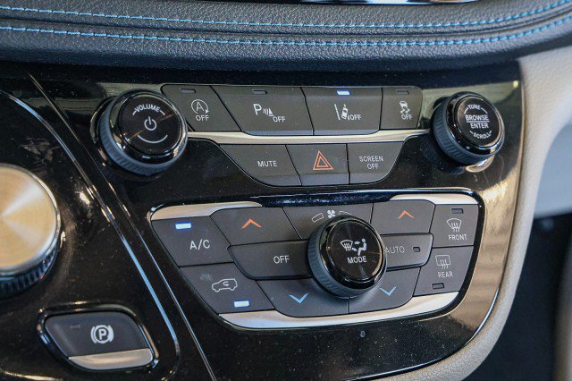 Used 2021 Chrysler Pacifica Touring-L FWD image 18