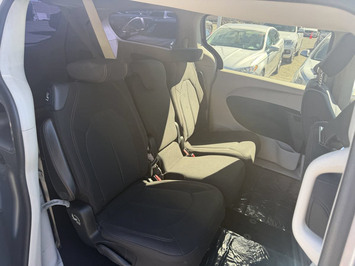Used 2017 Chrysler Pacifica LX FWD image 18
