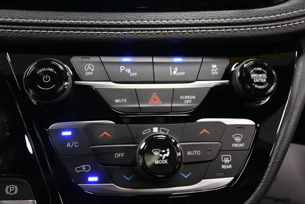 Used 2025 Chrysler Pacifica Limited FWD image 17