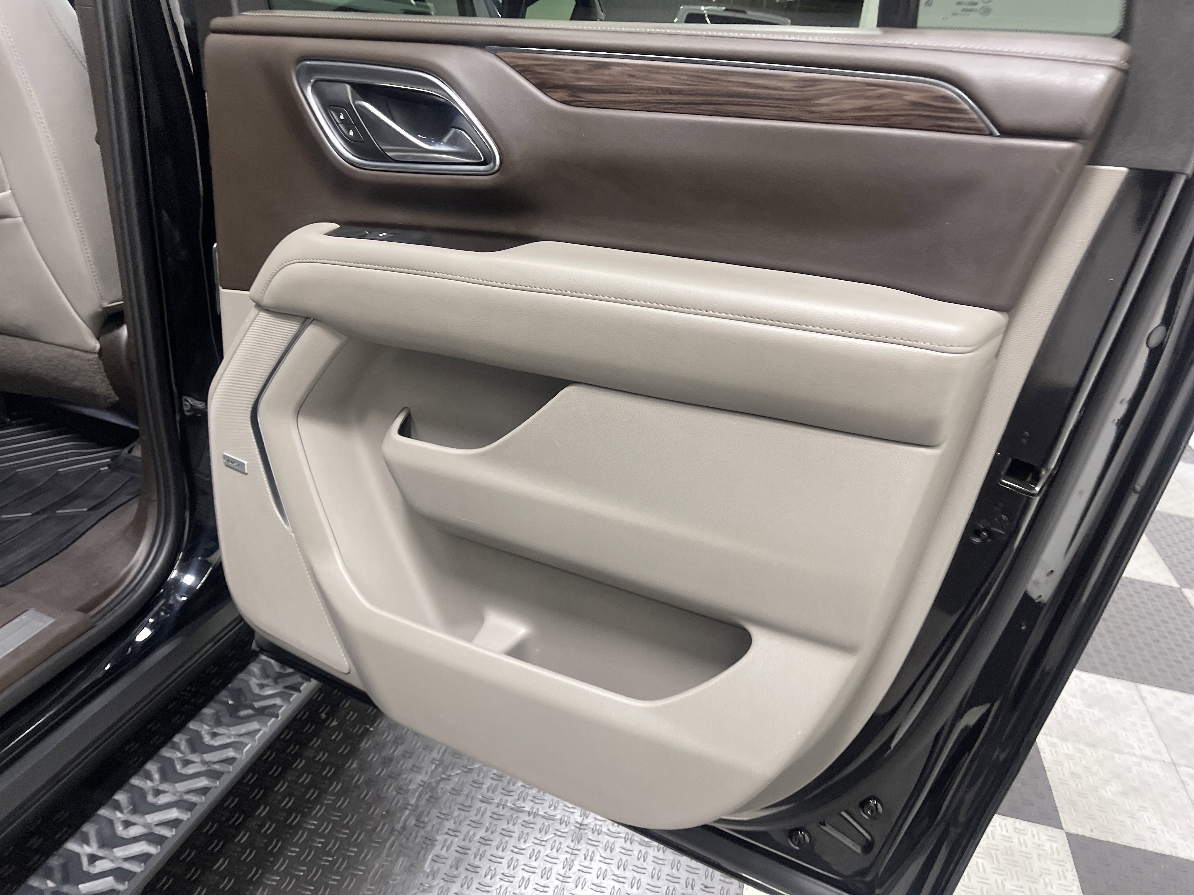 Used 2021 Chevrolet Suburban Z71 w/ Z71 Off-Road Package AWD/4WD image 19