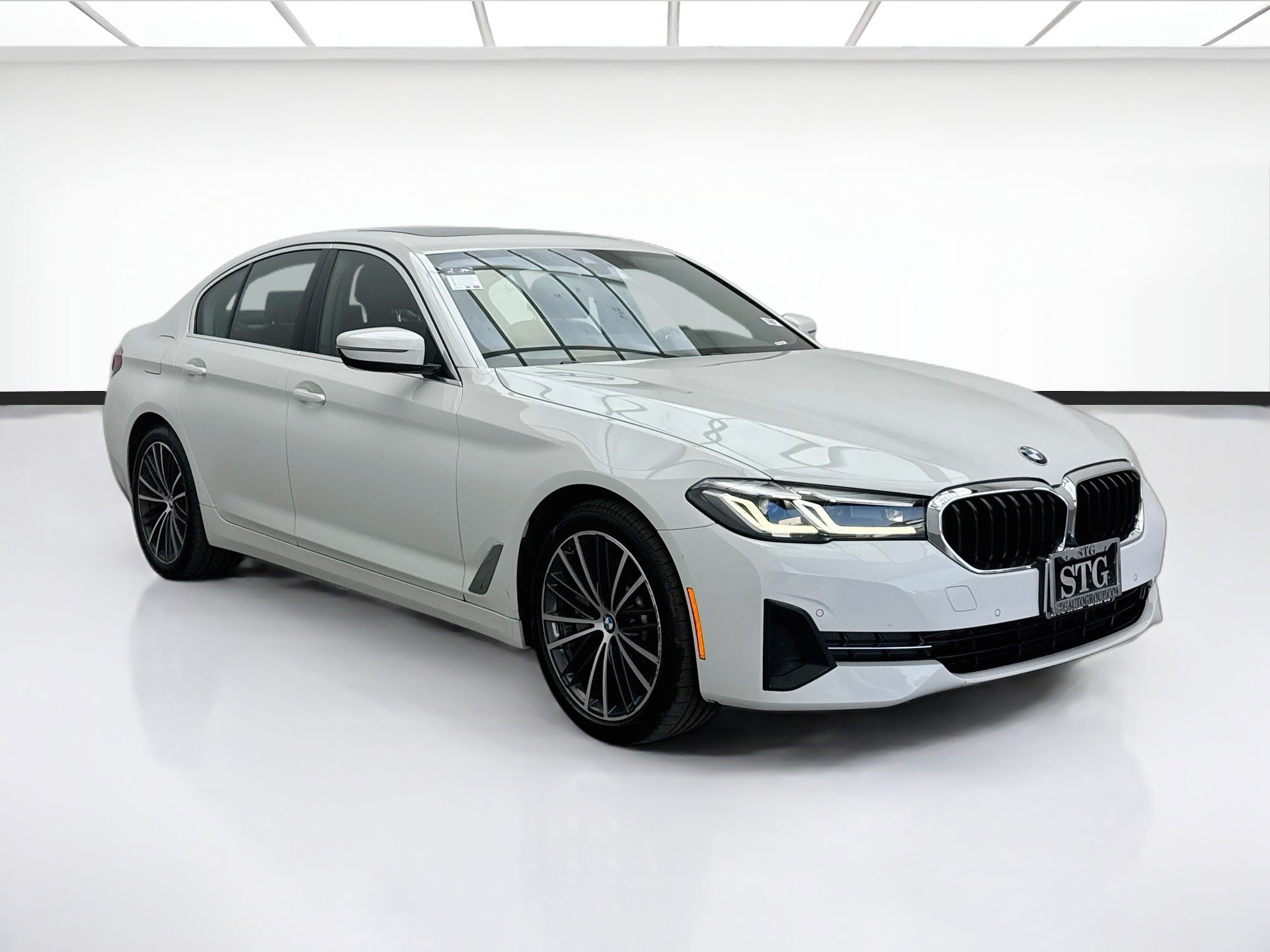 Used 2021 BMW 530e w/ Luxury Seating Package RWD image 3