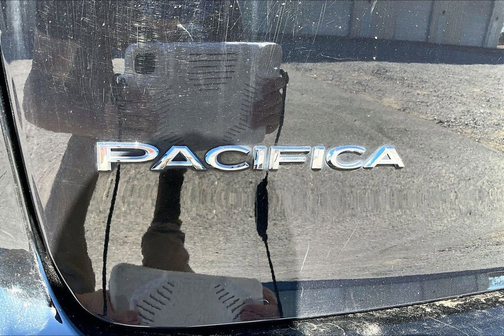 Used 2024 Chrysler Pacifica Touring-L image 24