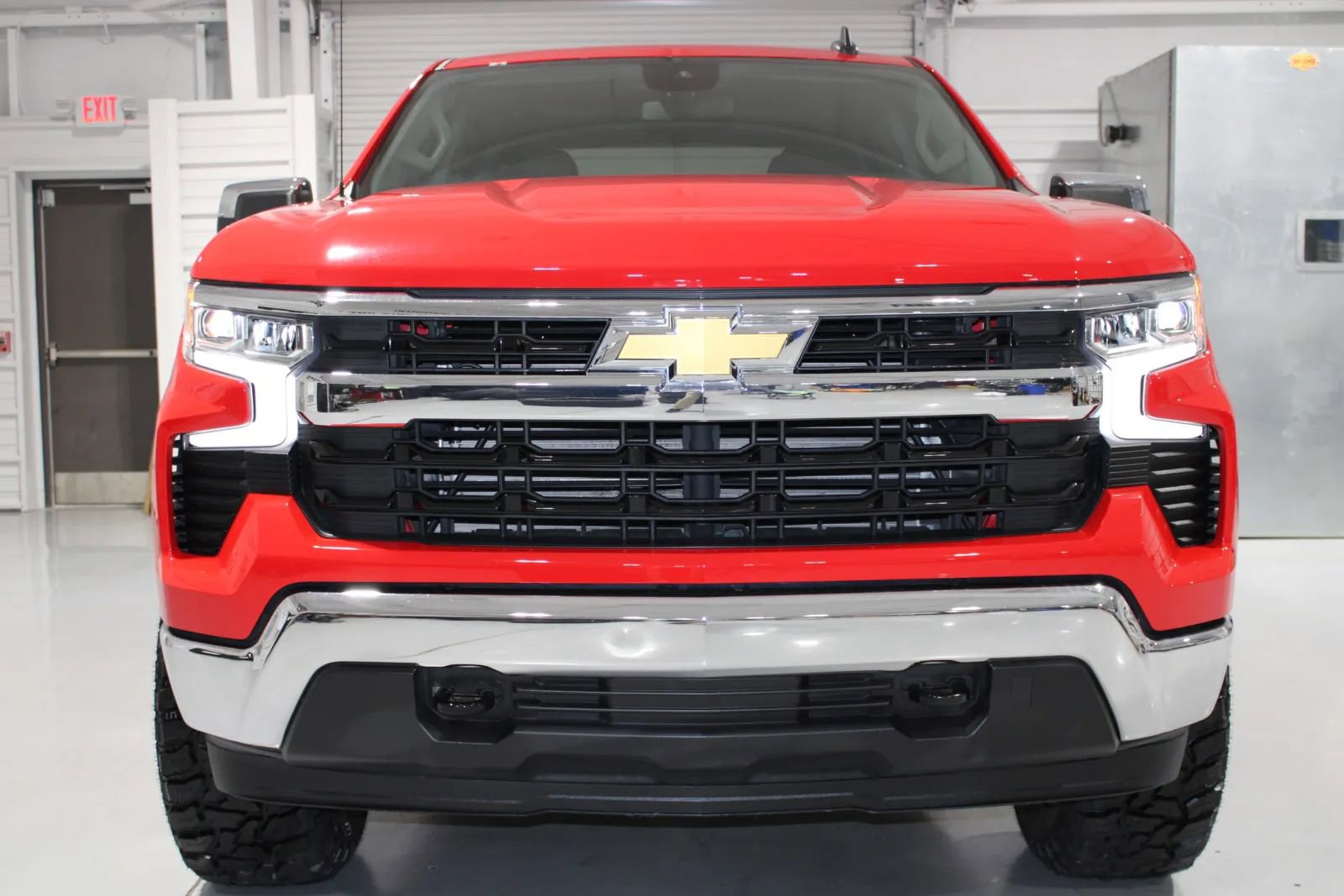 Used 2025 Chevrolet Silverado 1500 LT AWD/4WD image 2