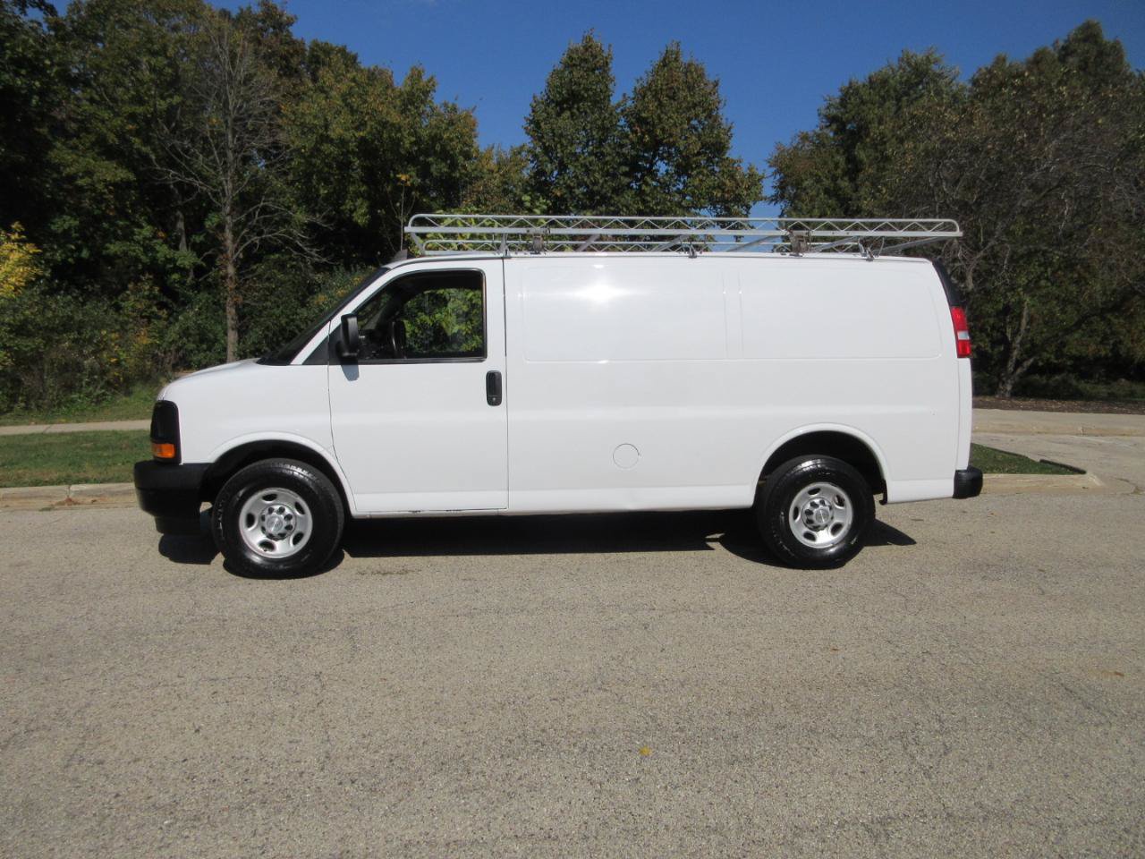 Used 2017 Chevrolet Express 3500 RWD image 27