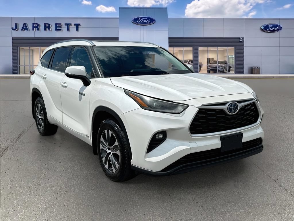 Used 2021 Toyota Highlander XLE AWD/4WD image 1