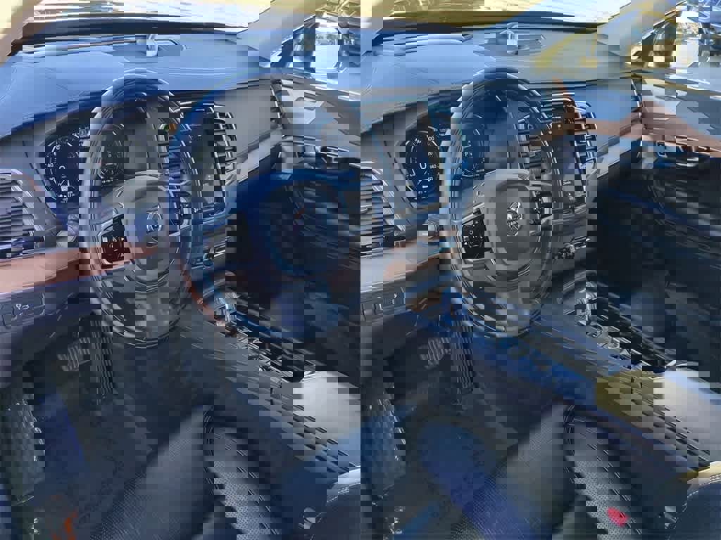 Used 2019 Volvo XC90 T8 Inscription w/ Luxury Package image 2