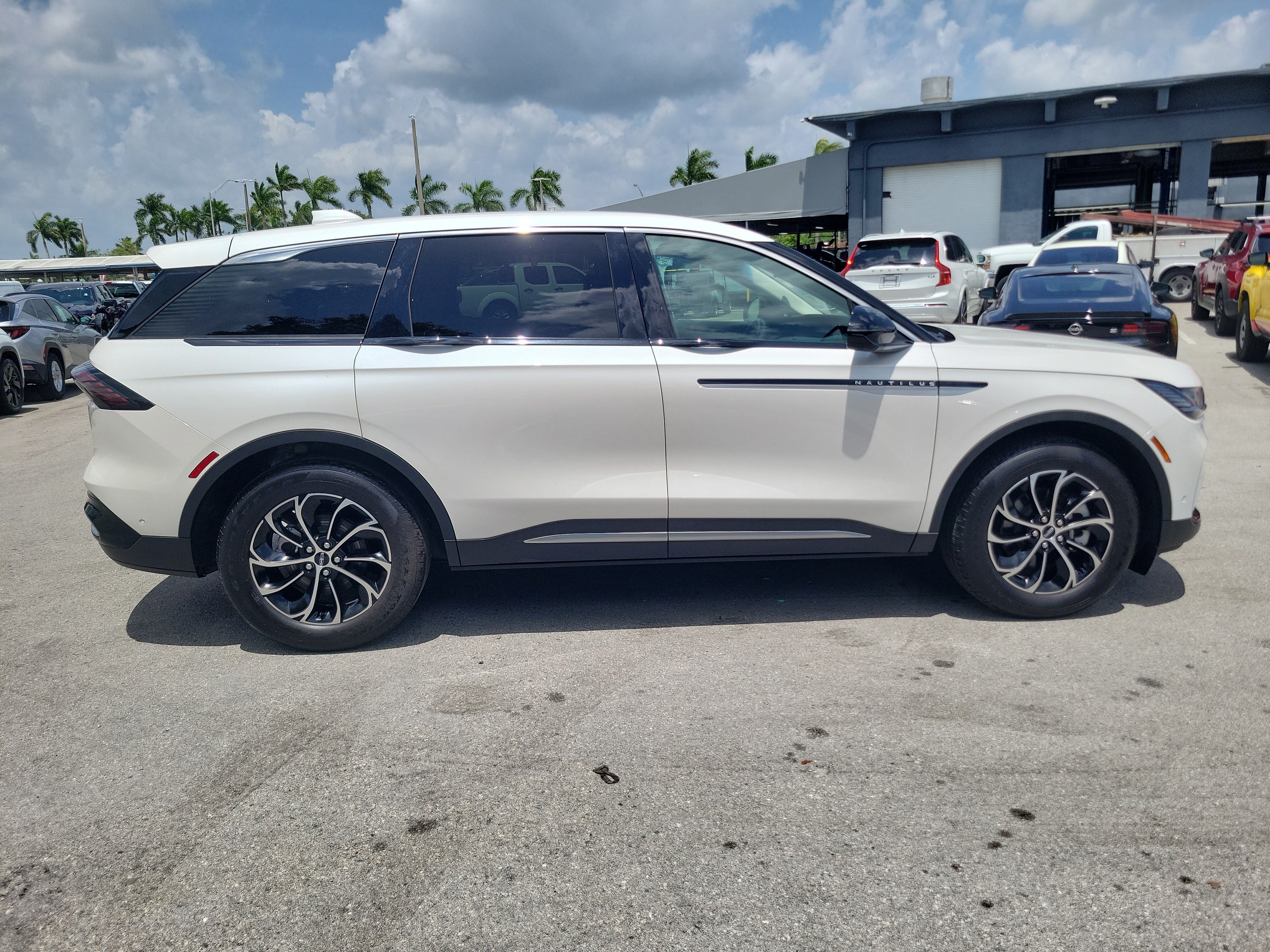 Used 2024 Lincoln Nautilus Premier AWD/4WD image 4