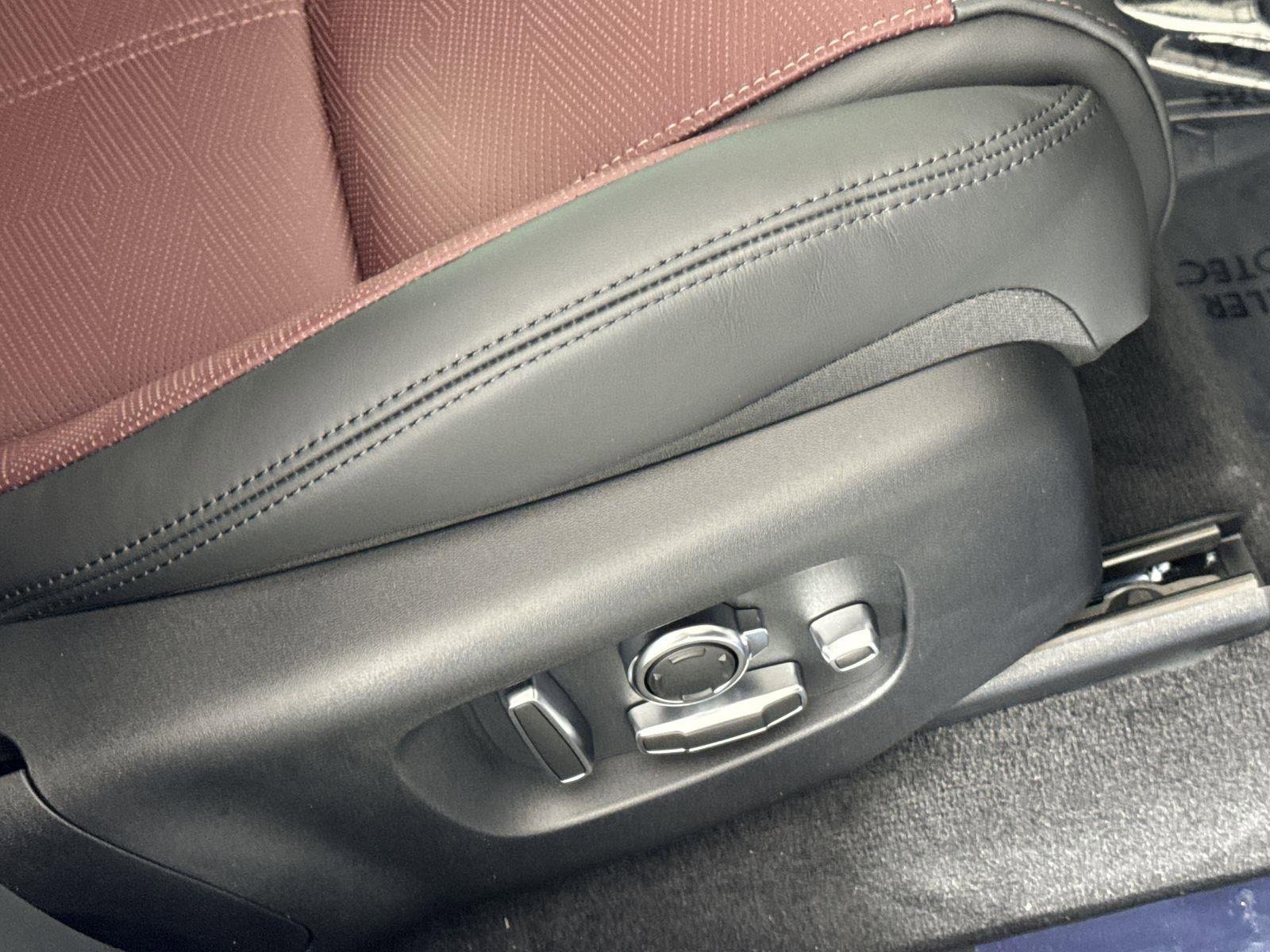 Certified 2025 Land Rover Range Rover Velar Dynamic HSE image 36