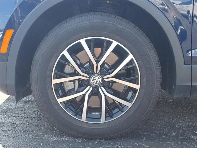 Used 2021 Volkswagen Tiguan SE w/ Panoramic Sunroof Package image 23