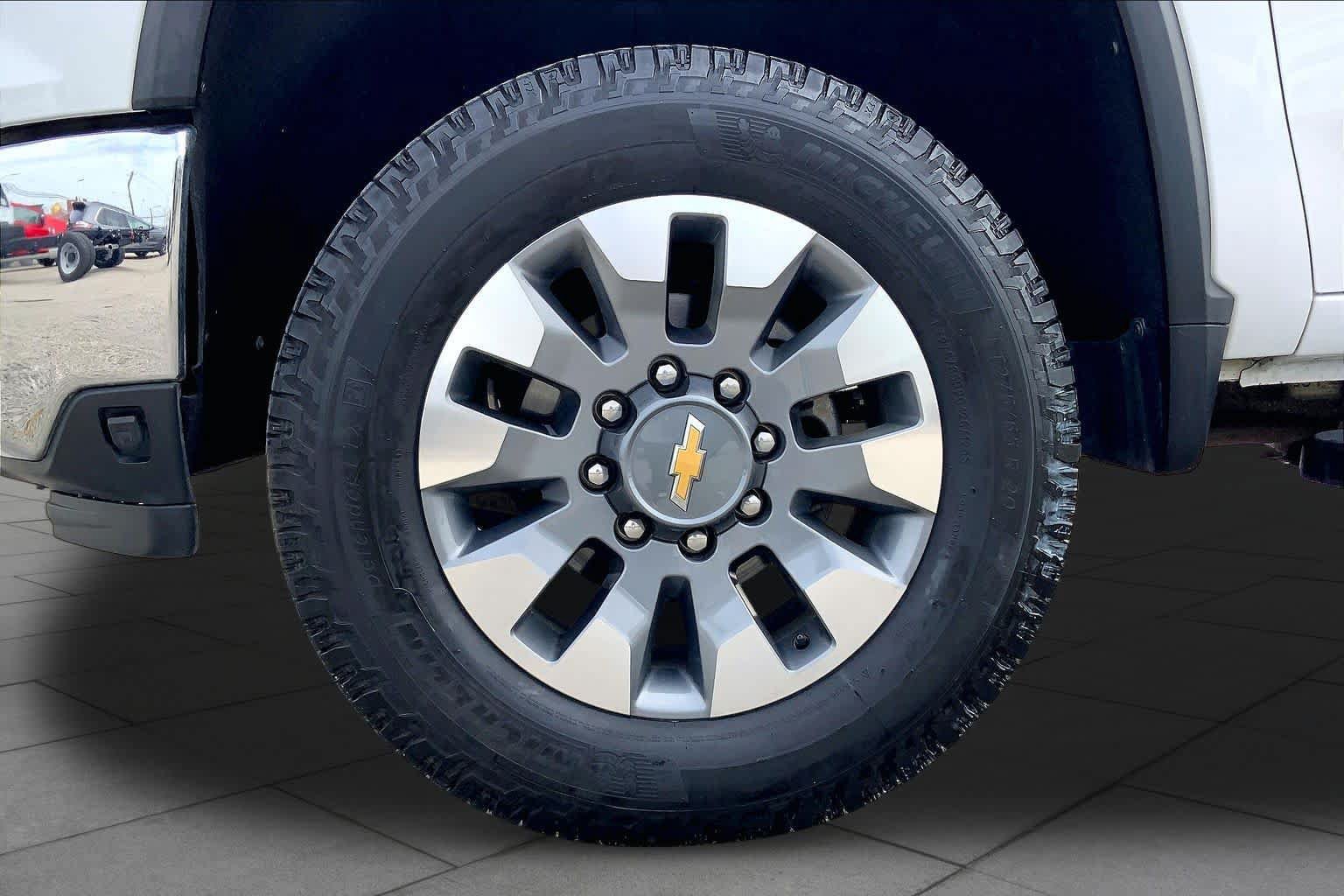 Used 2024 Chevrolet Silverado 2500 LT AWD/4WD image 11