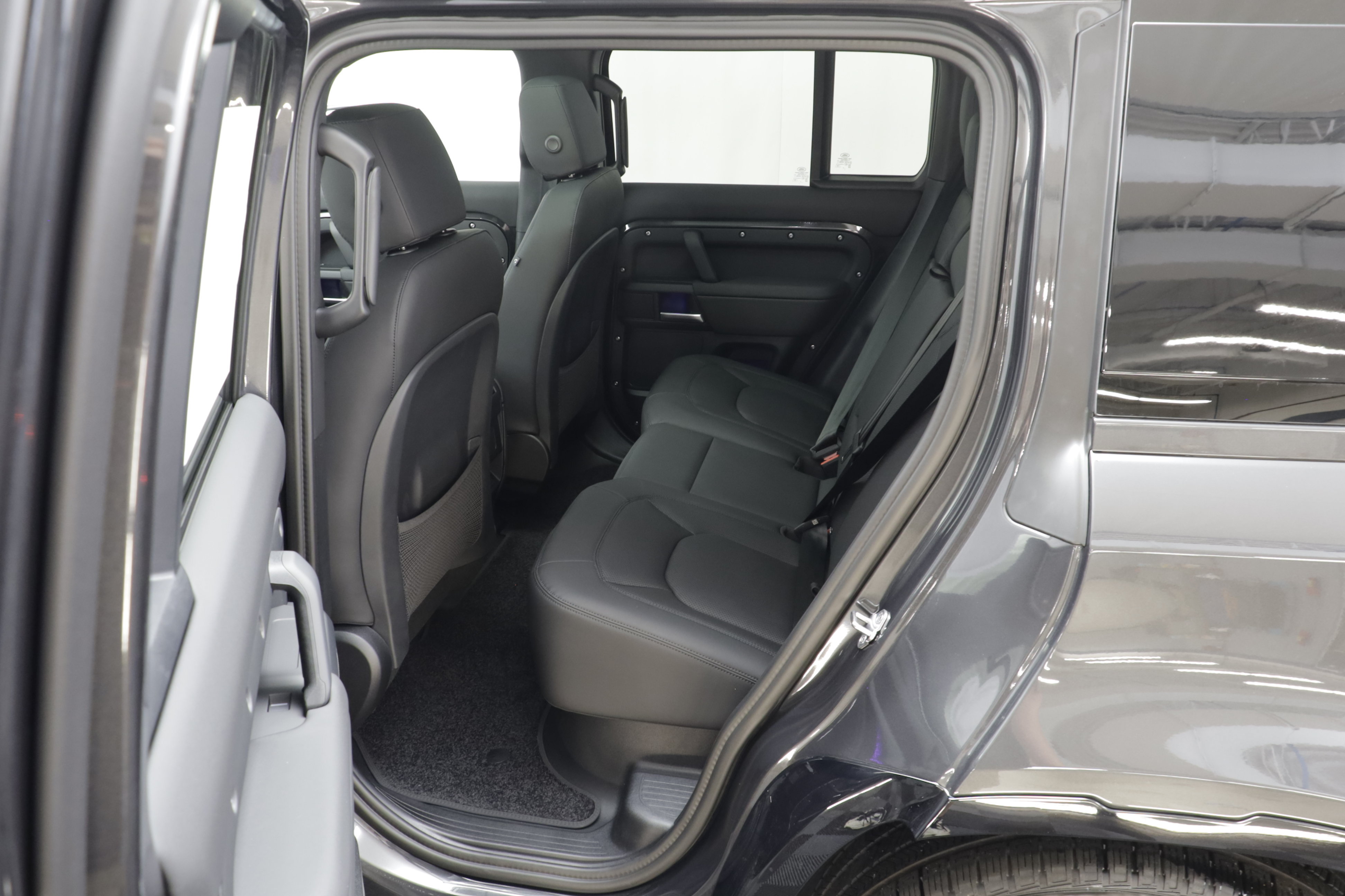 New 2026 Land Rover Defender 110 X-Dynamic SE AWD/4WD image 16