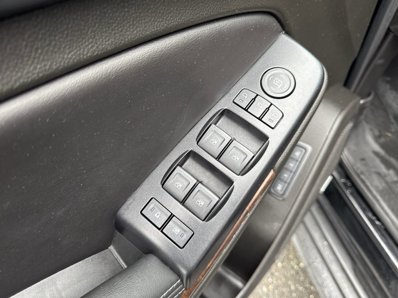 Used 2018 Chevrolet Suburban LT image 29