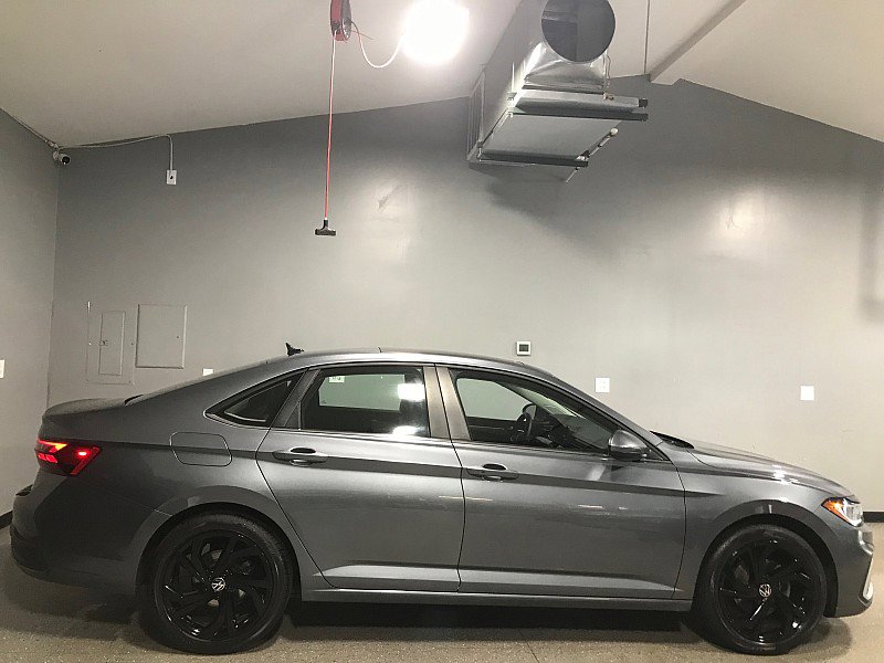 Used 2025 Volkswagen Jetta SE image 2