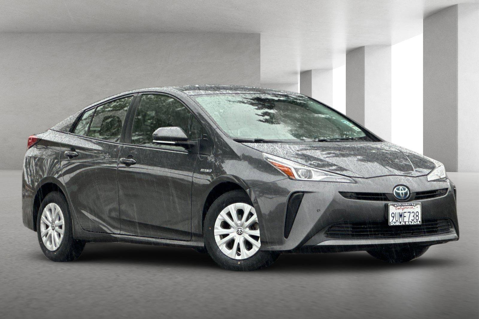 Used 2021 Toyota Prius LE image 2