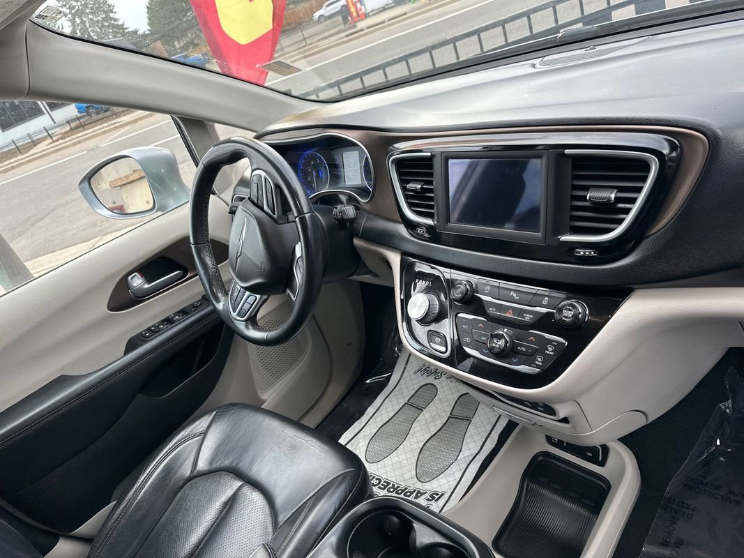 Used 2018 Chrysler Pacifica Touring-L FWD image 26