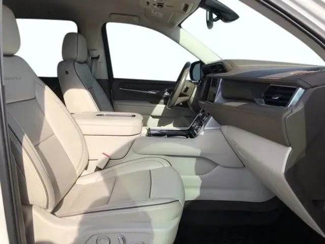 Used 2022 GMC Yukon XL Denali image 16