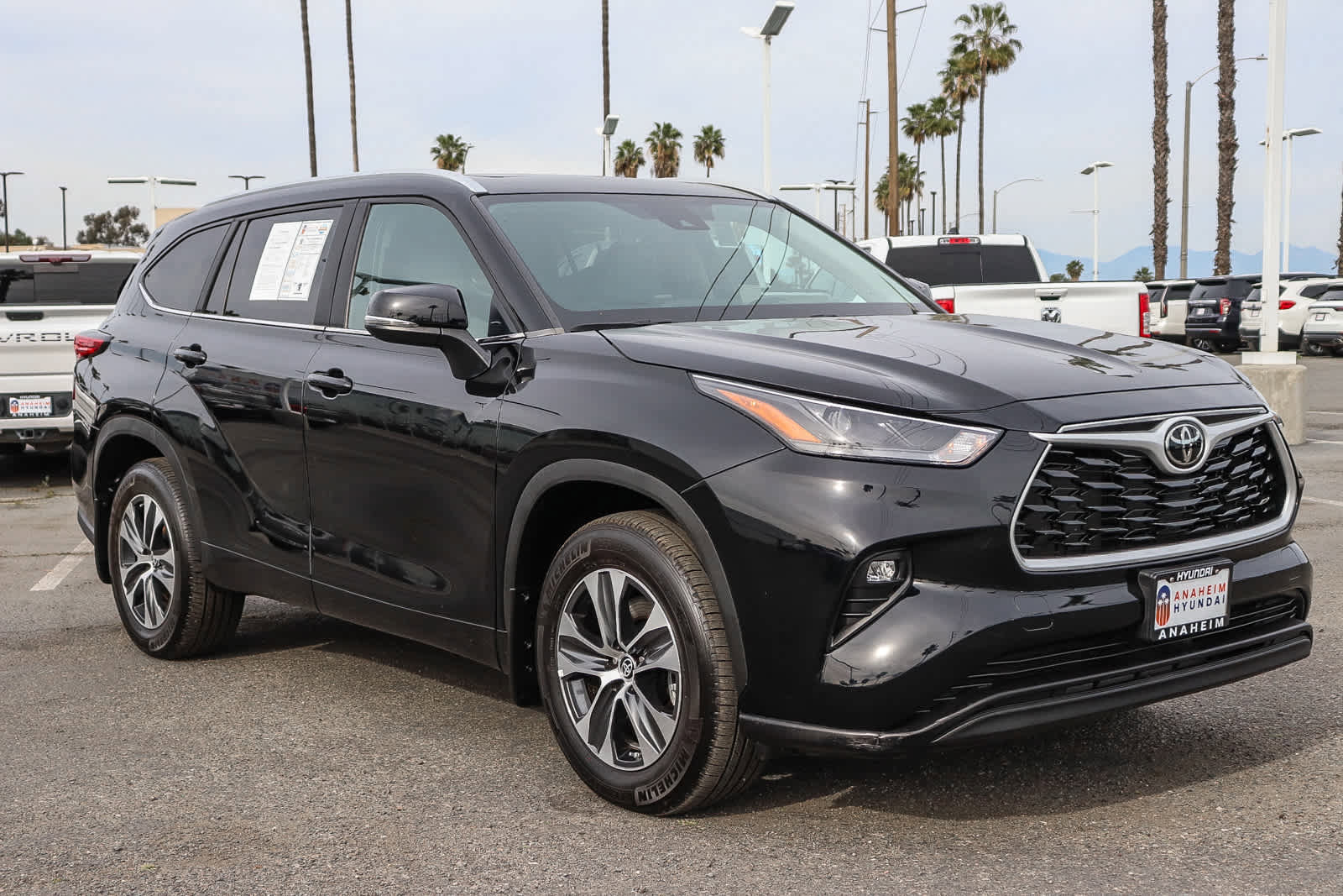 Used 2023 Toyota Highlander XLE image 3