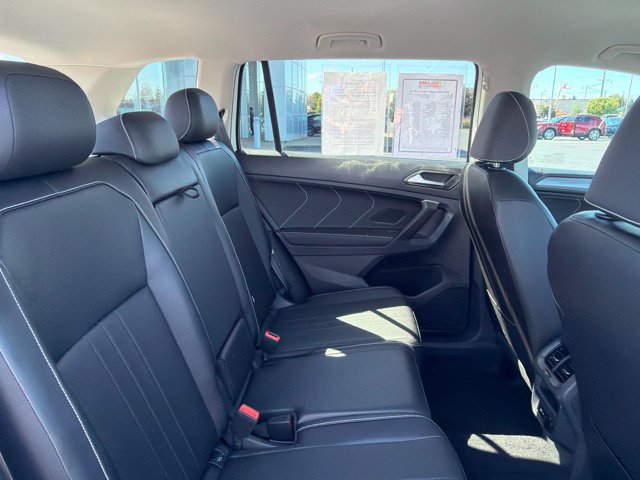 Used 2024 Volkswagen Tiguan SE AWD/4WD image 31