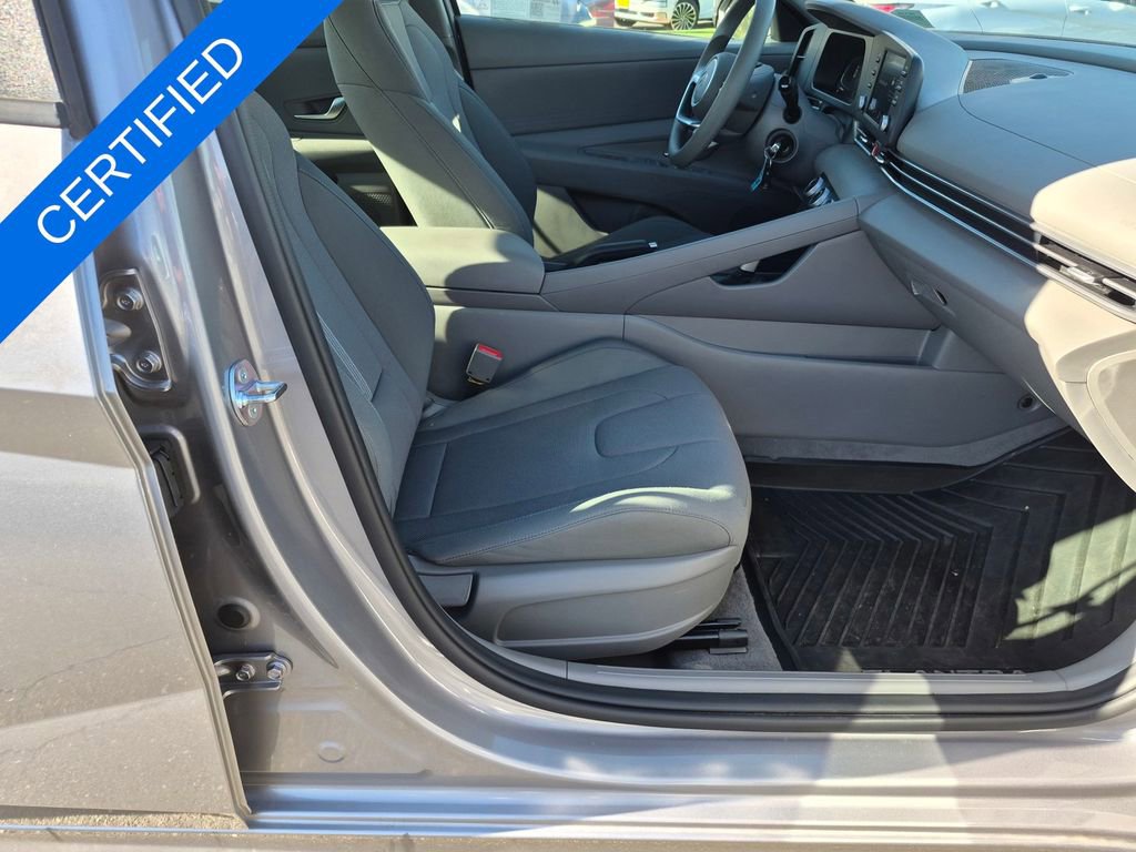 Used 2025 Hyundai Elantra SE image 32