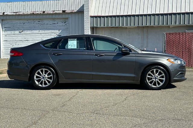 Used 2017 Ford Fusion SE w/ Fusion SE Technology Package FWD image 3