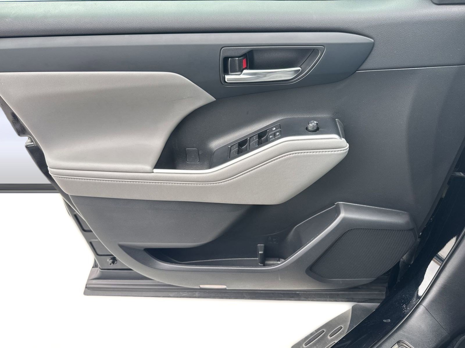 Used 2022 Toyota Highlander XLE image 13