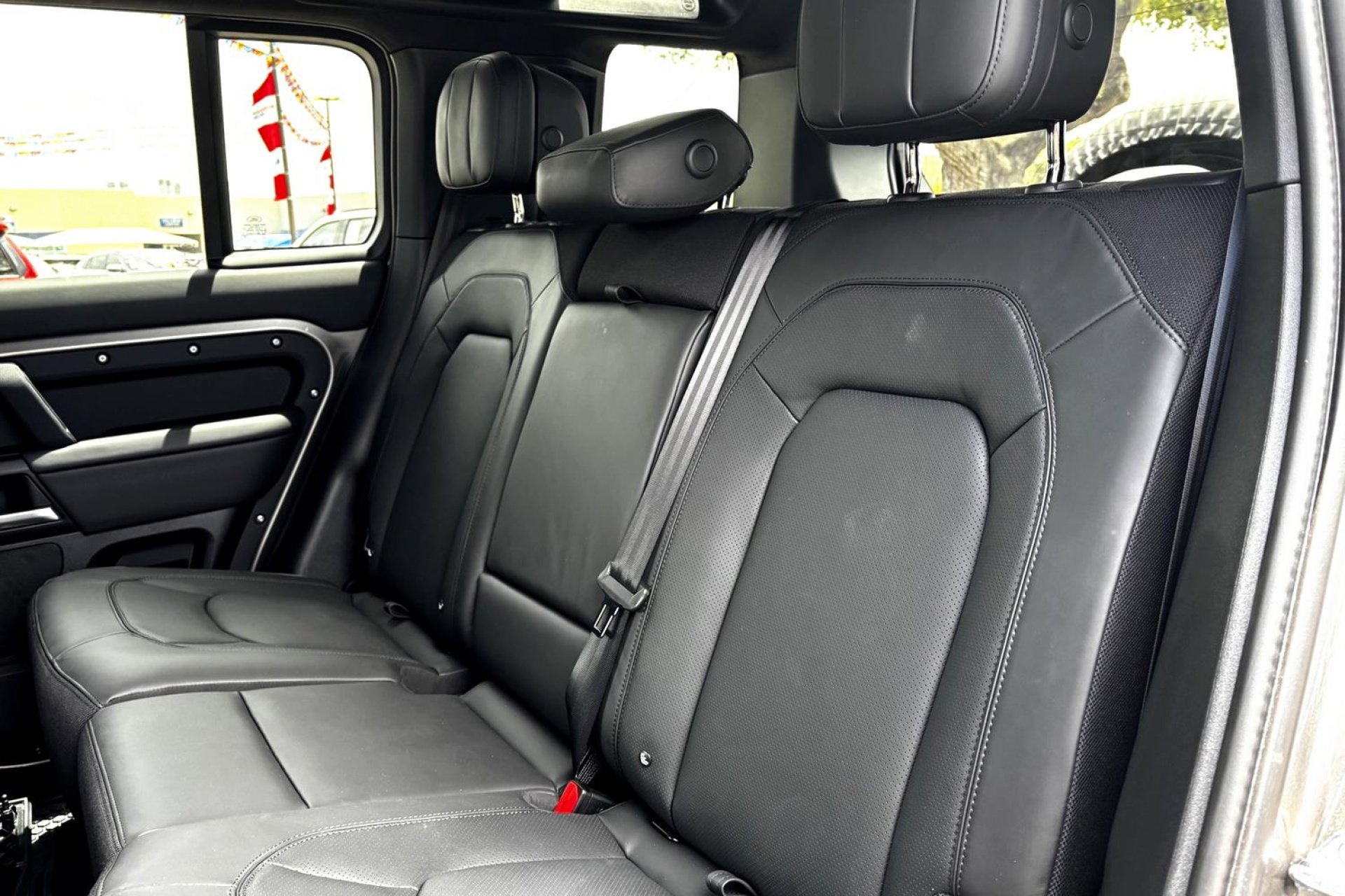 Used 2025 Land Rover Defender 110 X image 27