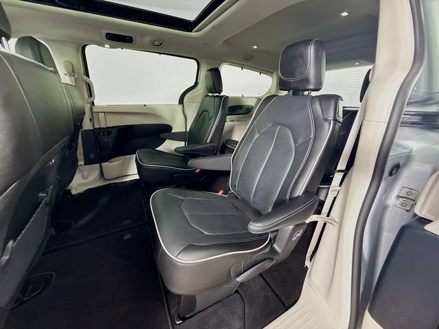 Used 2024 Chrysler Pacifica Limited FWD image 25