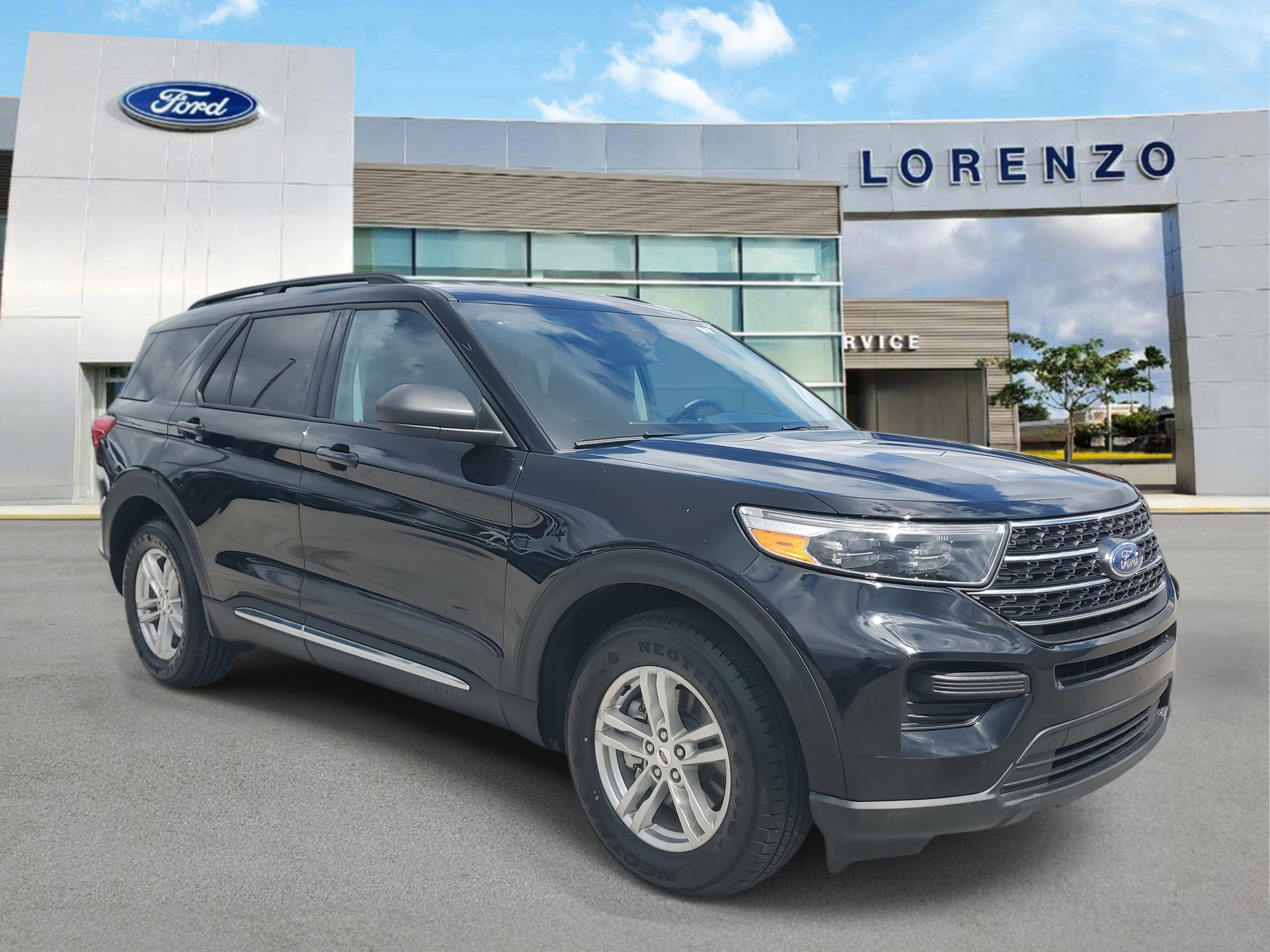 Used 2023 Ford Explorer XLT image 3