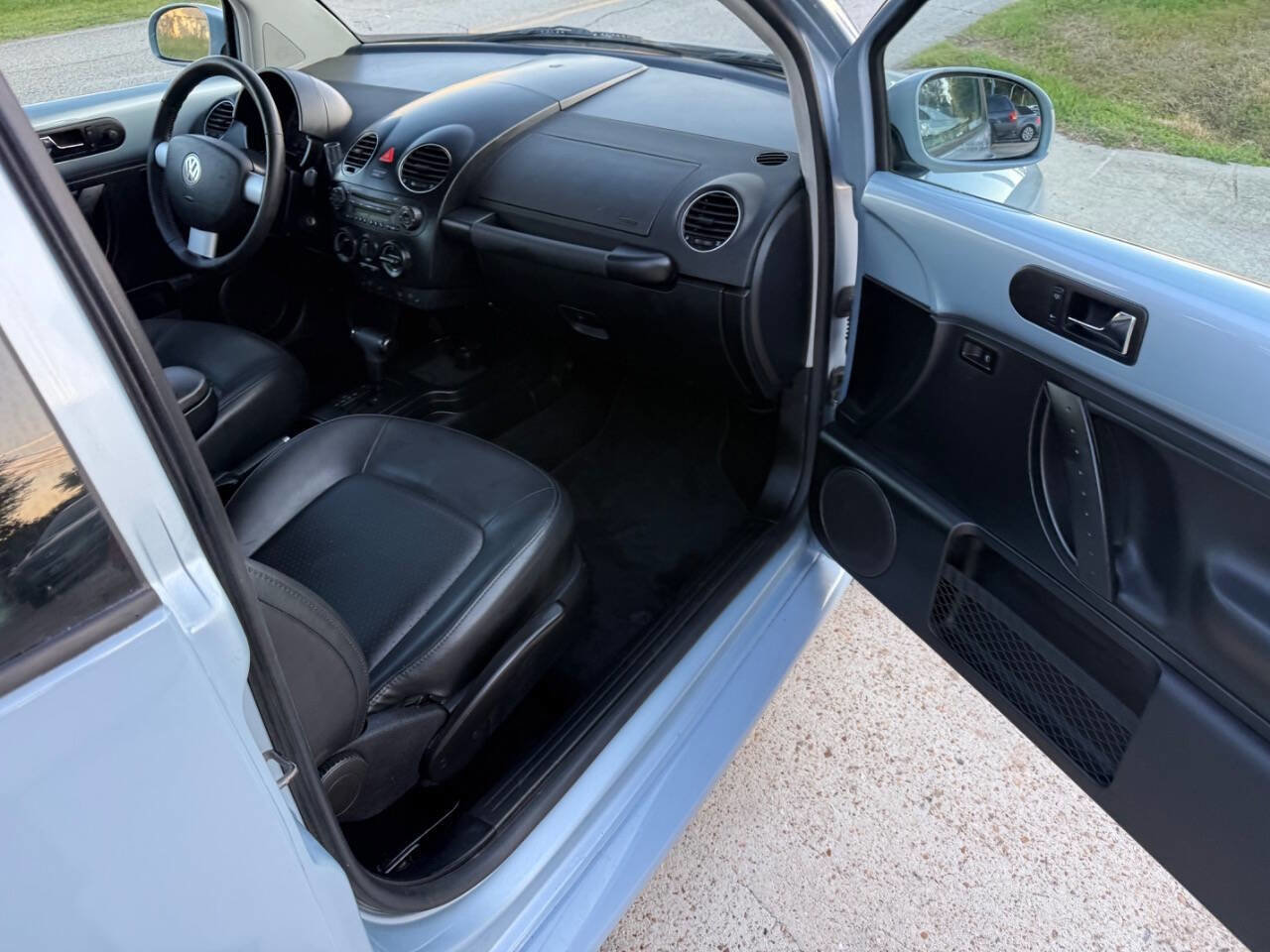 Used 2010 Volkswagen Beetle Coupe FWD image 23