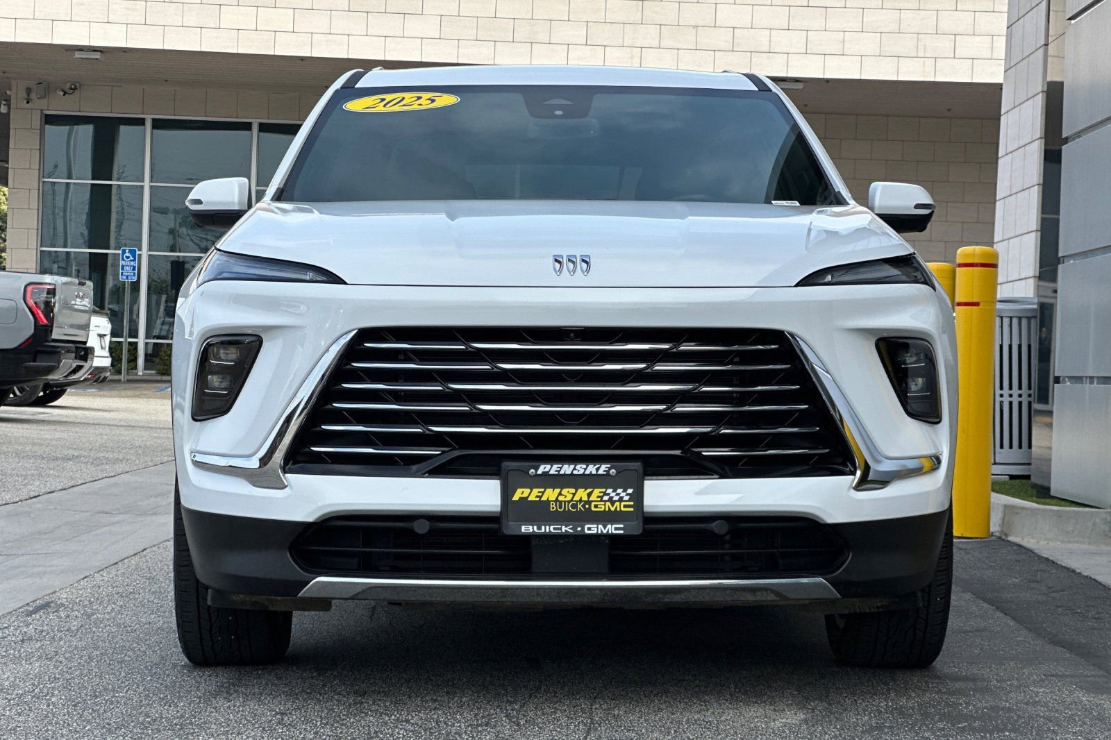 Used 2025 Buick Enclave Preferred image 9