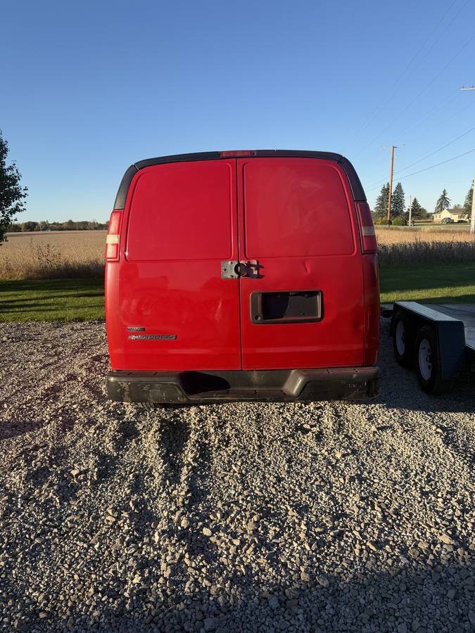 Used 2010 Chevrolet Express 3500 RWD image 3