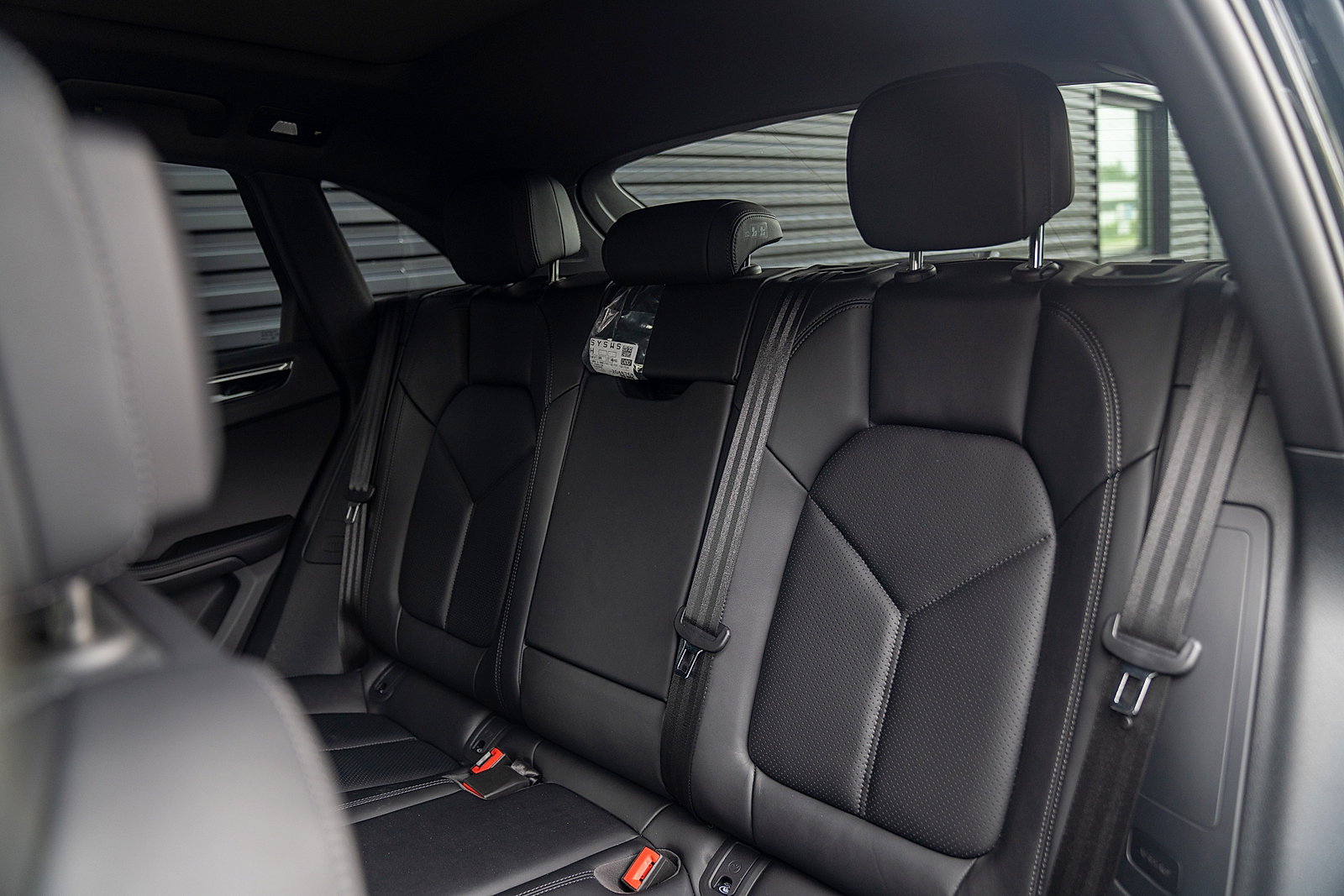 Certified 2025 Porsche Macan AWD/4WD image 19