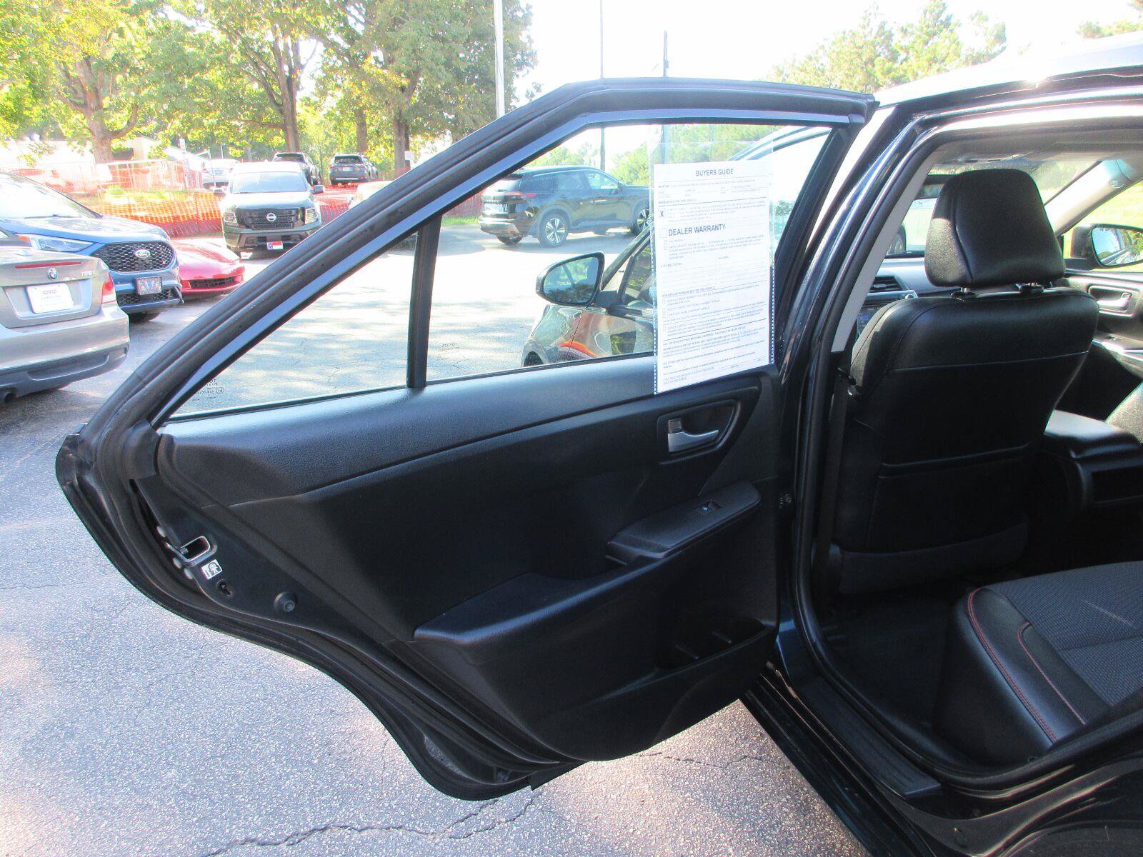 Used 2016 Toyota Camry SE w/ Moonroof Package FWD image 14